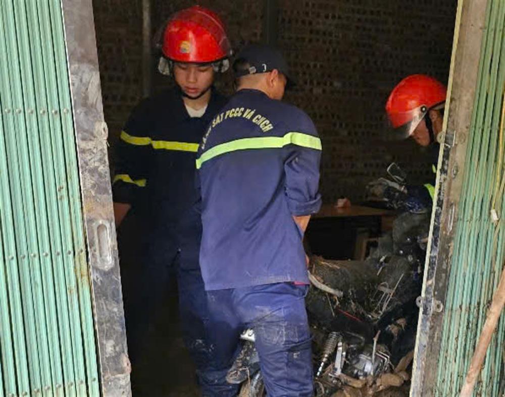 Lực lượng Cảnh Sát PCCC và CNCH giúp người dân khắc phục hậu quả.