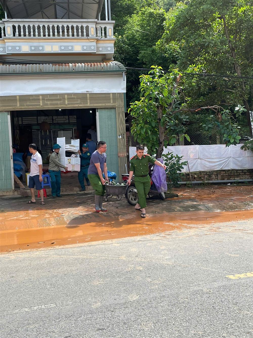 Công an các xã cùng các lực lượng chức năng khác đang nỗ lực giúp người dân khắc phục hậu quả mưa lũ.