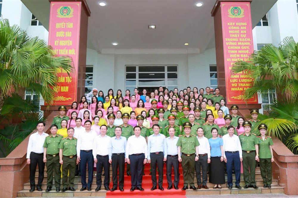 Các đại biểu chụp ảnh lưu niệm.
