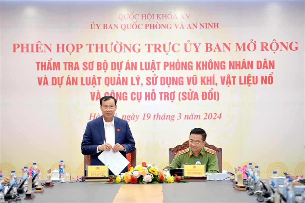 Trung tướng Lê Tấn Tới - Ủy viên BCH Trung ương Đảng, Chủ nhiệm Ủy ban Quốc phòng và An ninh Chủ trì phiên họp.