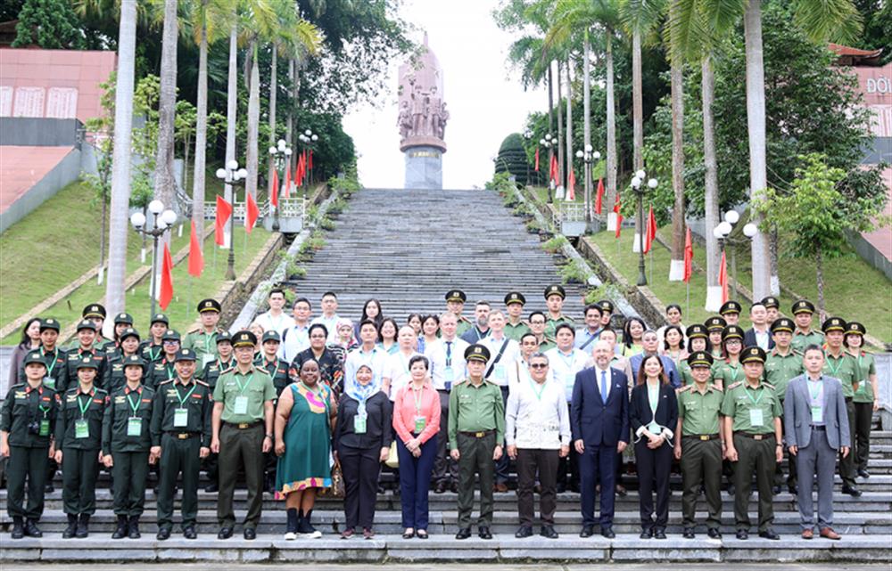 Thứ trưởng Lê Quốc Hùng và đoàn công tác tại Khu di tích Nha Công an Trung ương.