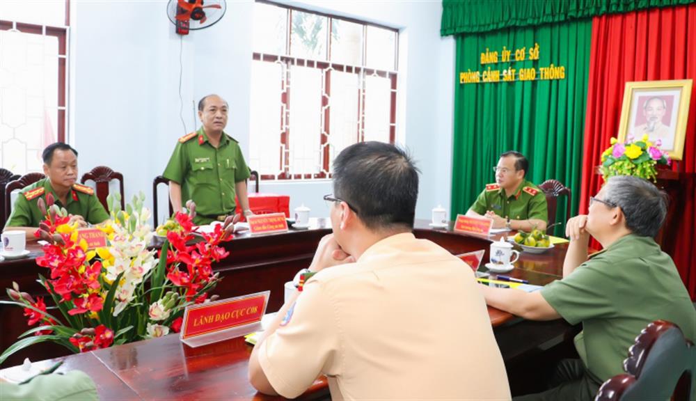 Đại tá Nguyễn Trọng Dũng, Giám đốc Công an tỉnh Vĩnh Long báo cáo đồng chí Thứ trưởng Bộ Công an cùng Đoàn công tác kết quả các mặt công tác. 