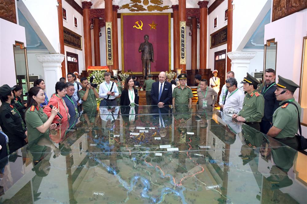 Thứ trưởng Lê Quốc Hùng và đoàn đại biểu nghe giới thiệu về Bảo tàng CAND tại Khu di tích Nha Công an Trung ương - nơi về nguồn của lực lượng Công an cả nước.