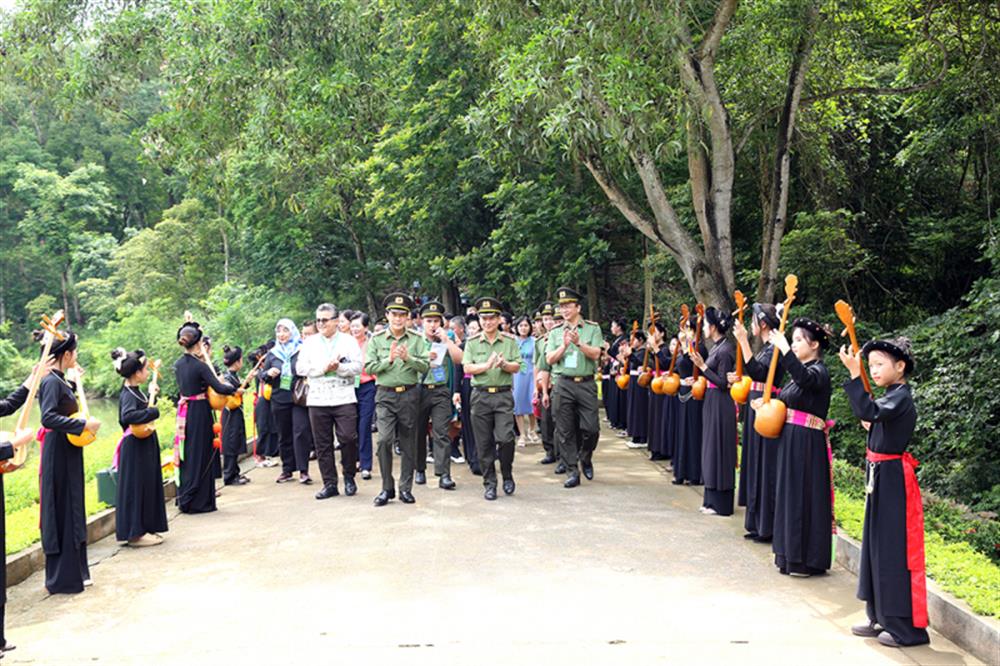 Thứ trưởng Lê Quốc Hùng và đoàn công tác về nguồn thăm Khu di tích Quốc gia đặc biệt Tân Trào.
