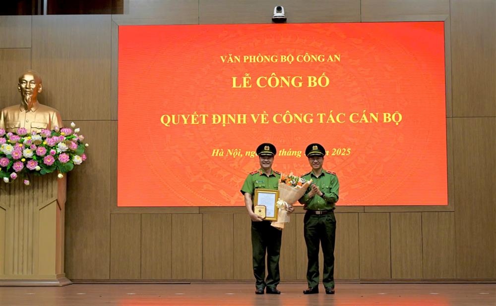 Đồng chí Thiếu tướng Nguyễn Quốc Toản, Chánh Văn phòng Bộ tặng hoa và trao quyết định cho đồng chí Thiếu tướng Vũ Hữu Tài.