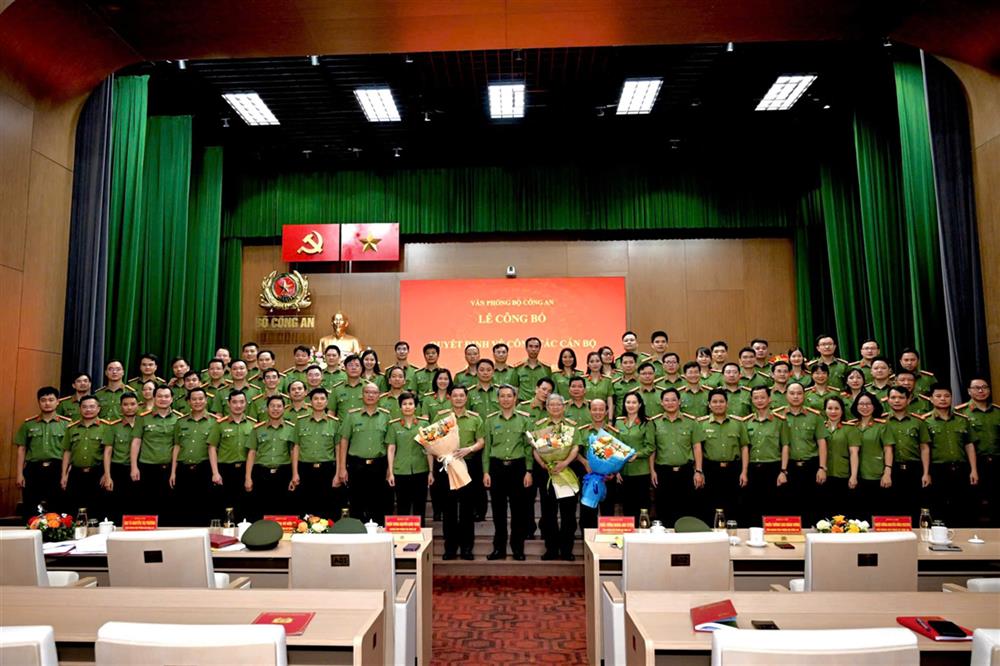Các đại biểu chụp ảnh lưu niệm.