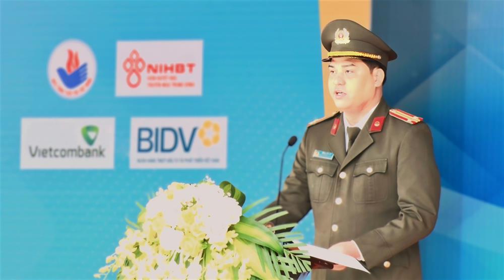 Trung tá Đồng Đức Vũ, Trưởng ban Thanh niên CAND phát biểu khởi động Tháng Thanh niên 2024 trong tuổi trẻ CAND.