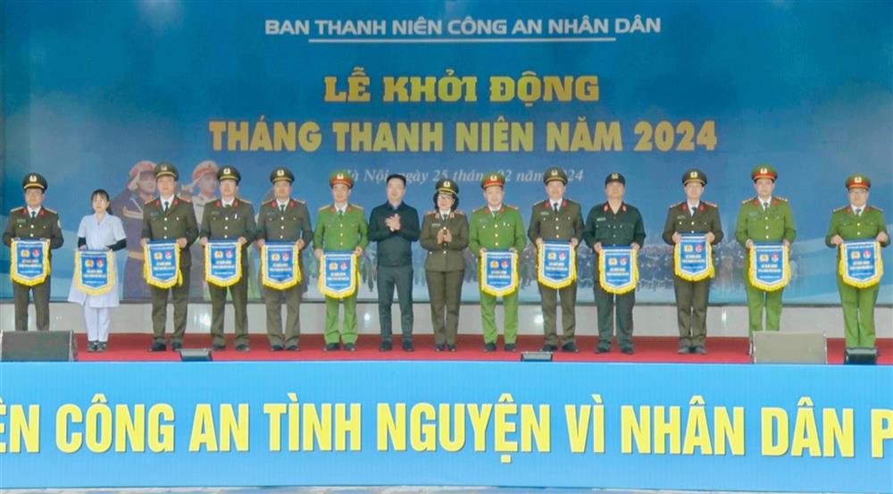 Đại diện các đơn vị nhận cờ lệnh tại Lễ Khởi động Tháng Thanh niên trong Tuổi trẻ CAND.