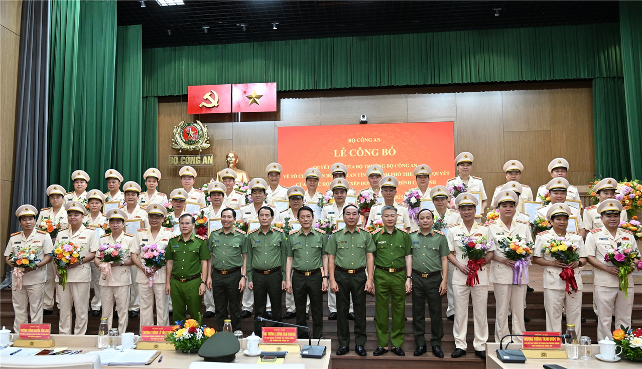 Bộ trưởng Lương Tam Quang cùng các đồng chí trong Ban Thường vụ Đảng uỷ Công an Trung ương, lãnh đạo Bộ Công an tặng hoa chúc mừng 34 đồng chí Giám đốc Công an cấp tỉnh, thành phố.