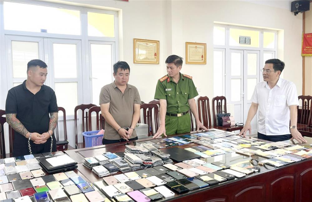 Đại tá Đỗ Hoài Nam (áo trắng), Thượng tá Lê Đức Tùng trực tiếp đấu tranh với 2 đối tượng Nguyễn Văn Hùng, Nguyễn Duy Phương.