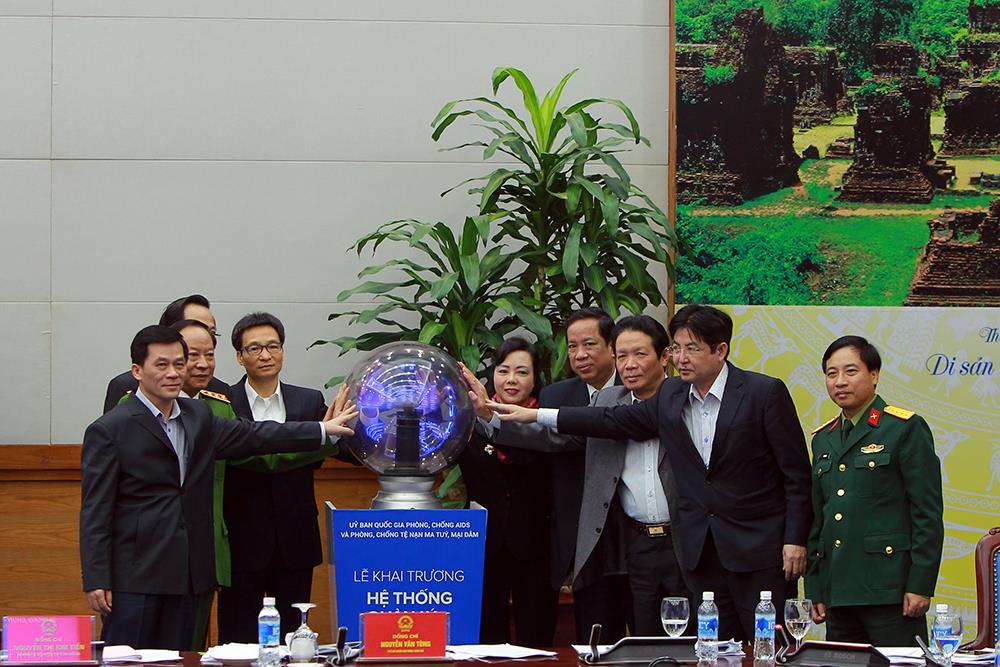 Phó Thủ tướng Chính phủ Vũ Đức Đam và lãnh đạo các bộ, ngành bấm nút khai trương hệ thống quản lý thông tin điều trị Methadone.