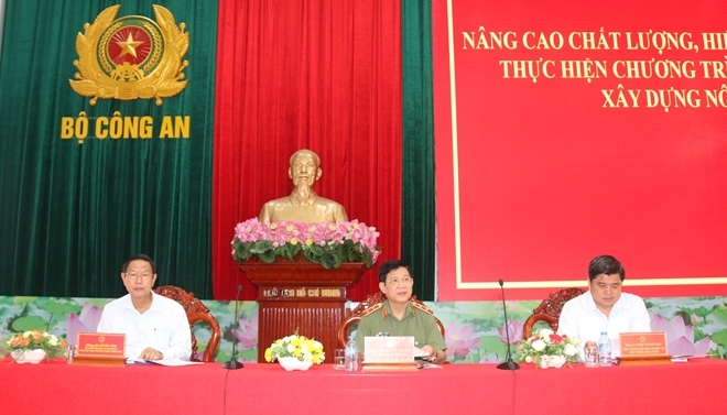 Thứ trưởng Bộ Công an Nguyễn Văn Sơn; Thứ trưởng Bộ Nông nghiệp và Phát triển nông thôn Trần Thanh Nam (bên phải) đồng chủ trì Hội thảo.