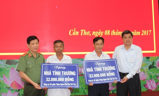 Thứ trưởng Bộ Công an Nguyễn Văn Sơn; Thứ trưởng Bộ Nông nghiệp và Phát triển nông thôn Trần Thanh Nam tặng nhà tình thương cho 02 hộ nghèo trên địa bàn Cần Thơ.