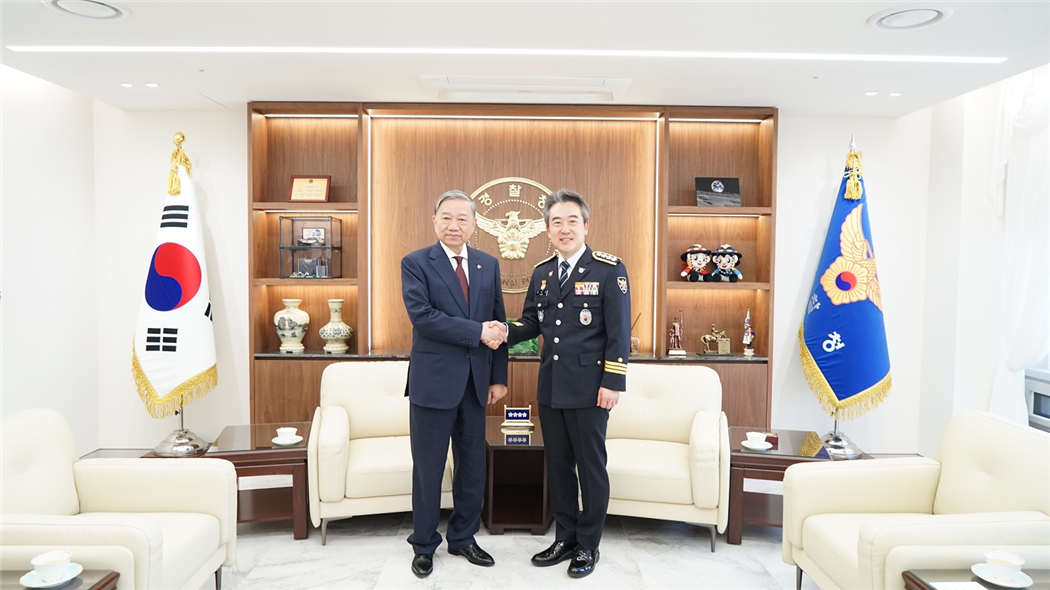 Bộ trưởng Tô Lâm và Tư lệnh Cơ quan Cảnh sát quốc gia Hàn Quốc Yoon Heegeun.