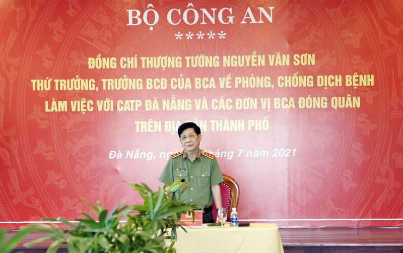 Thứ trưởng Nguyễn Văn Sơn biểu dương Công an TP Đà Nẵng trong công tác chống dịch COVID-19. 