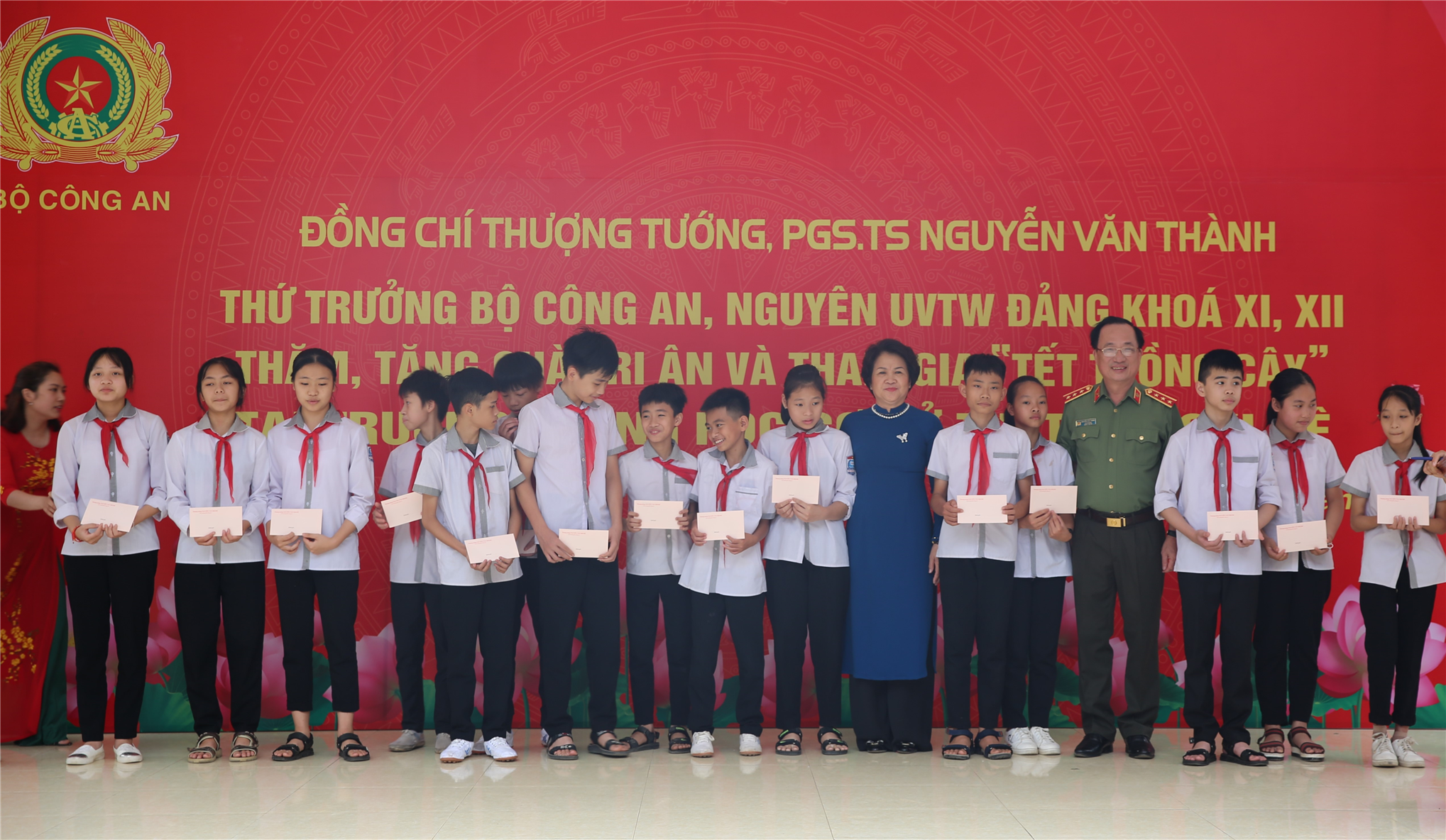 Thứ trưởng Nguyễn Văn Thành và phu nhân trao tặng học bổng cho học sinh nghèo vượt khó.