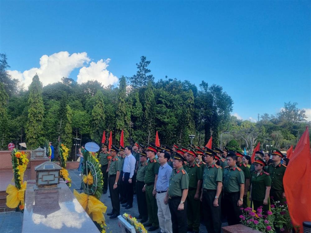 Đoàn đại biểu Công an tỉnh Bà Rịa - Vũng Tàu dâng hương tại Nghĩa trang Hàng Dương.