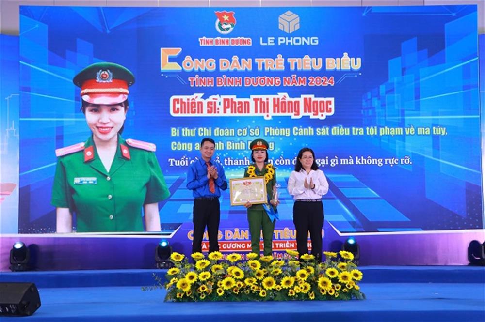 Đại úy Phan Thị Hồng Ngọc được vinh danh Công dân trẻ tiêu biểu tỉnh Bình Dương năm 2024.