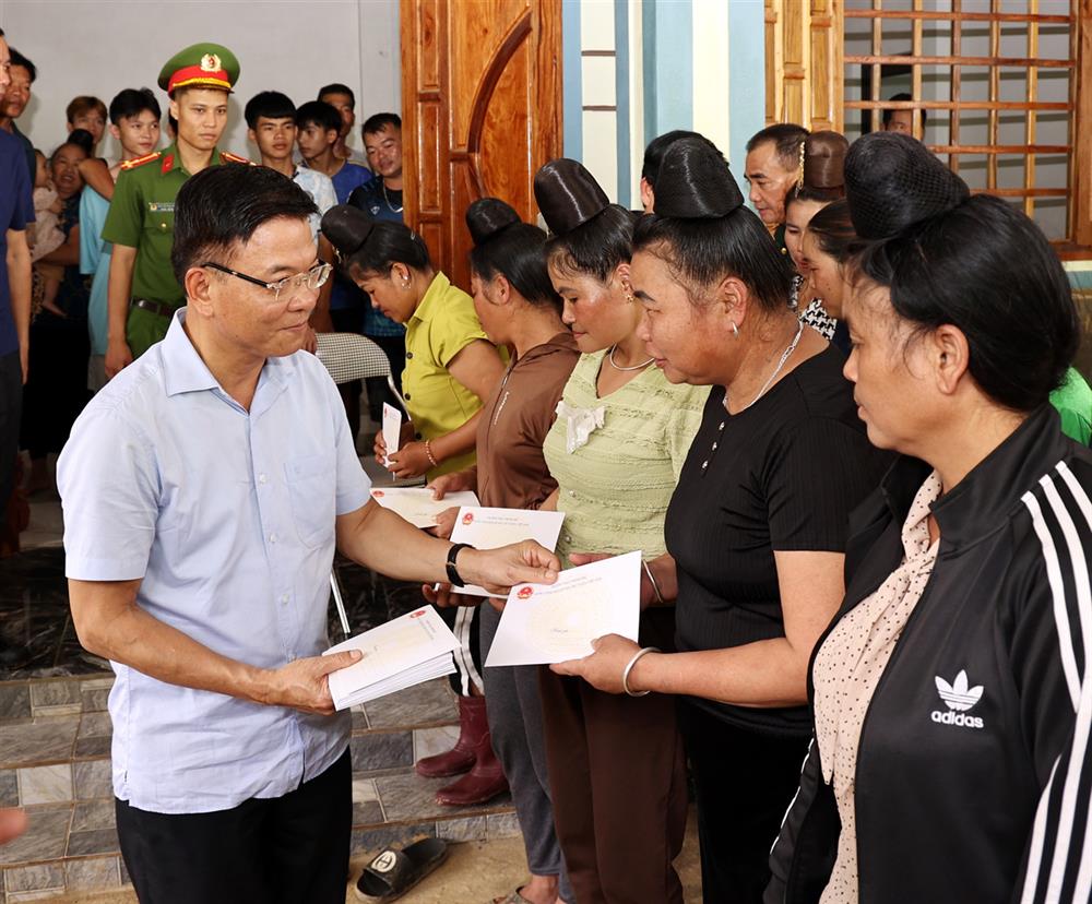 Phó Thủ tướng Lê Thành Long trao quà hỗ trợ bà con vùng lũ.