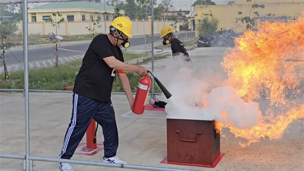 UBND thành phố Tân An tổ chức Hội thi nghiệp vụ chữa cháy và cứu nạn, cứu hộ “Tổ liên gia an toàn phòng cháy, chữa cháy”.