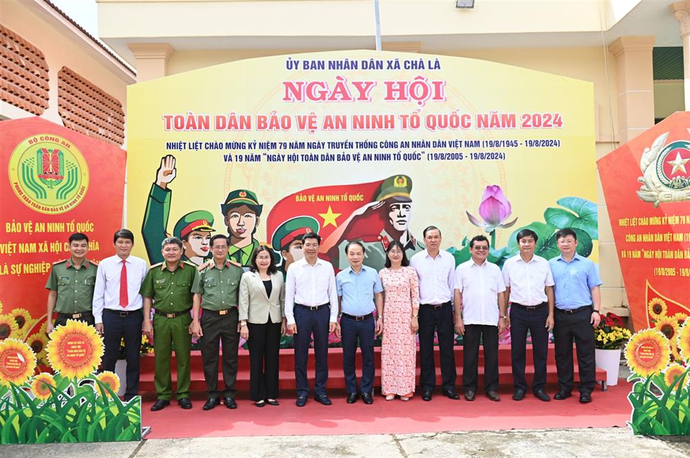 Các đồng chí lãnh đạo dự “Ngày hội toàn dân bảo vệ an ninh Tổ quốc” năm 2024 ở xã Chà Là (tỉnh Tây Ninh).