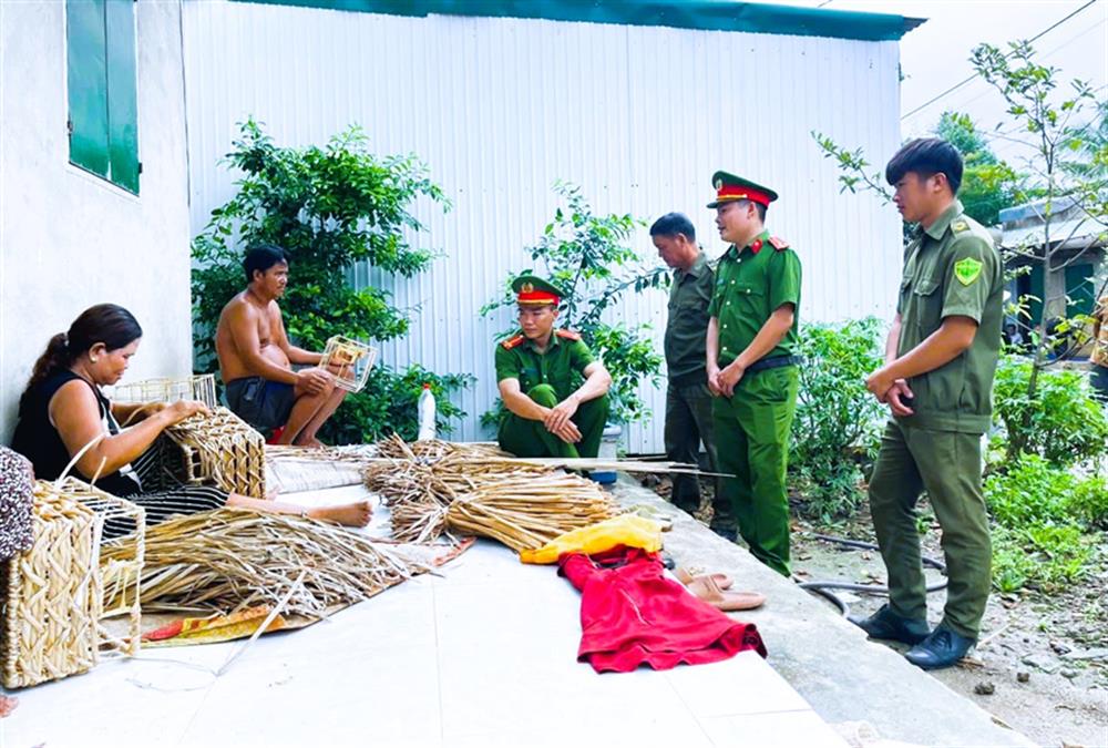 Công an xã Phú Bình, huyện Tân Phú phối hợp với lực lượng ANTT ở cơ sở đến từng hộ gia đình người đồng bào dân tộc tuyên truyền, phổ biến pháp luật.