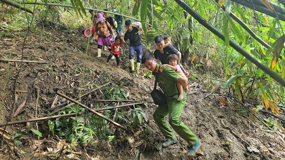 Lực lượng Công an vận động nhân dân thôn Kho Vàng xuống núi về ở tại khu trại dã chiến.