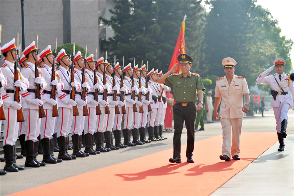 Bộ trưởng Lương Tam Quang duyệt đội danh dự Học viện Cảnh sát nhân dân.