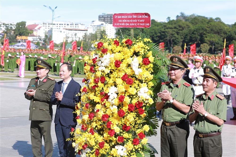 Lãnh đạo tỉnh Lâm Đồng tặng hoa chúc mừng khai mạc Đại hội.