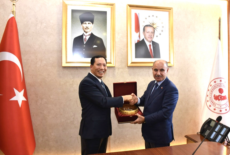 Thứ trưởng Lê Văn Tuyến tặng quà lưu niệm Thứ trưởng Mehmet Aktas.
