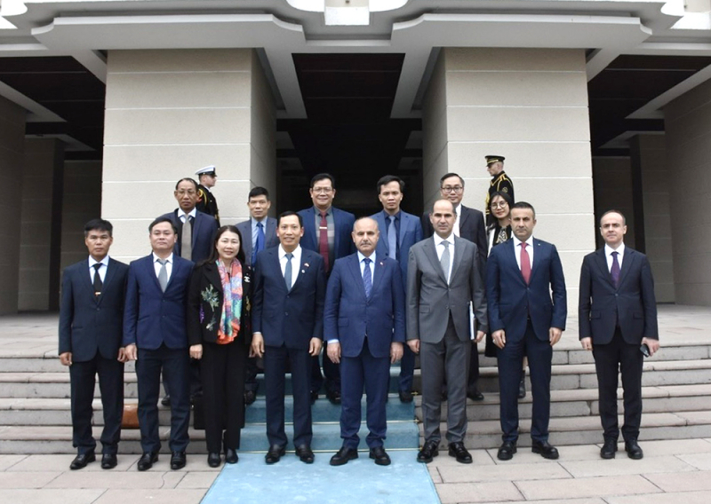 Thứ trưởng Lê Văn Tuyến và Thứ trưởng Mehmet Aktas cùng các đại biểu tại trụ sở Bộ Nội vụ Thổ Nhĩ Kỳ.