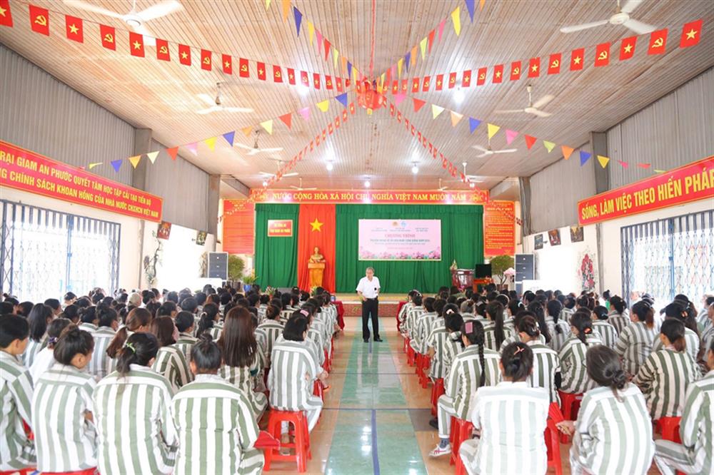 Trung tướng Phạm Văn Dỹ, nguyên Bí thư Đảng ủy, nguyên Chính ủy Quân khu 7 đã nói chuyện về chủ đề: “Hành trình của niềm tin và hy vọng một ngày mai tương sáng”.