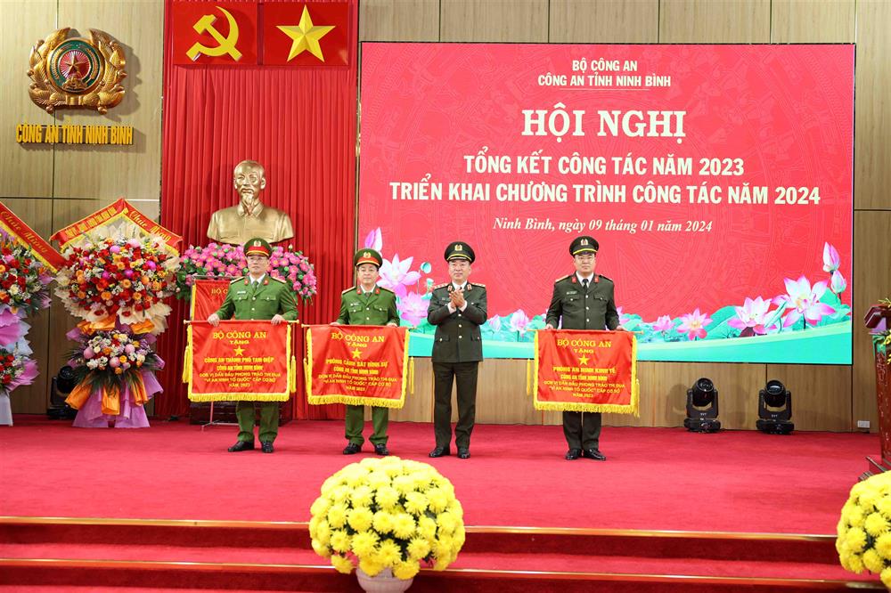 Đồng chí Thượng tướng Trần Quốc Tỏ, Thứ trưởng Bộ Công an trao Cờ đơn vị dẫn đầu phong trào thi đua Vì an ninh Tổ quốc cấp cơ sở năm 2023 cho Phòng An ninh kinh tế, Phòng Cảnh sát hình sự và Công an thành phố Tam Điệp.