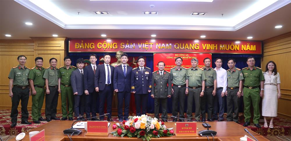 Đại tá Phạm Quốc Dũng, Phó Giám đốc Công an tỉnh Bình Dương; ông Yoon Seung Young, Giám đốc Sở Cảnh sát thành phố Daejeon (Hàn Quốc) với các đại biểu hai đơn vị chụp ảnh lưu niệm.