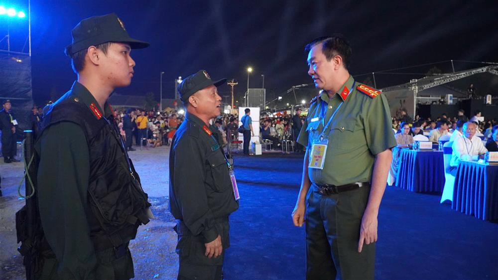 Đại tá Lâm Minh Hồng, Giám đốc Công an tỉnh Long An trực tiếp kiểm tra công tác bảo đảm ANTT phục vụ tổ chức Lễ khai mạc.