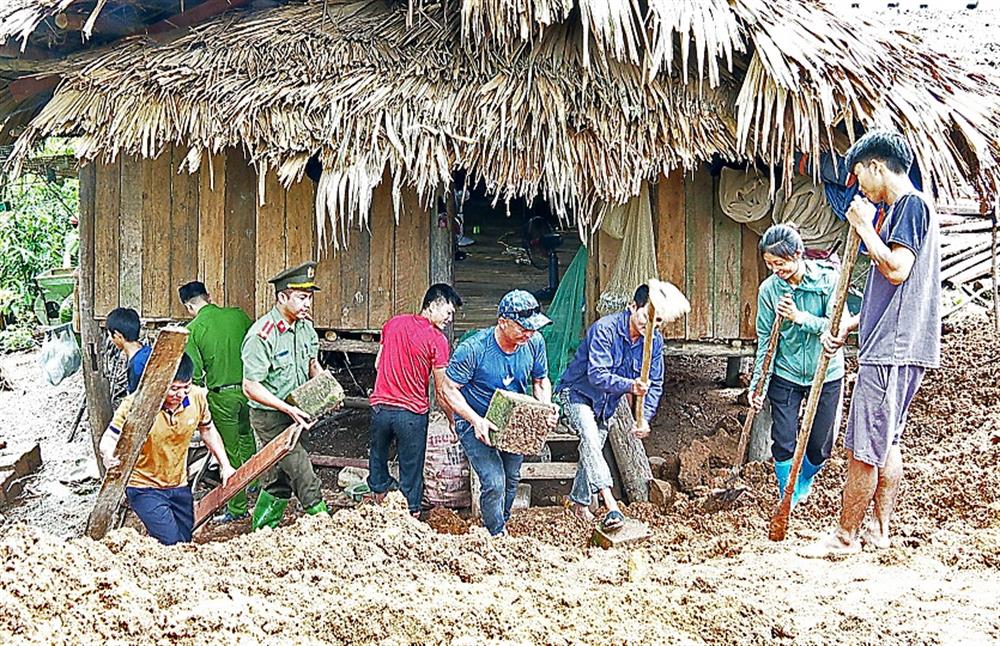 Lực lượng Công an giúp đỡ, hỗ trợ người dân bị ảnh hưởng bởi mưa bão.