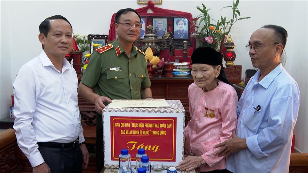 Thứ trưởng Phạm Thế Tùng cùng Đoàn công tác tới thăm, tặng quà Mẹ Việt Nam anh hùng Lê Thị Gái (sinh năm 1929) nhân dịp về dự Ngày hội tại xã An Thái (huyện Quỳnh Phụ, tỉnh Thái Bình).