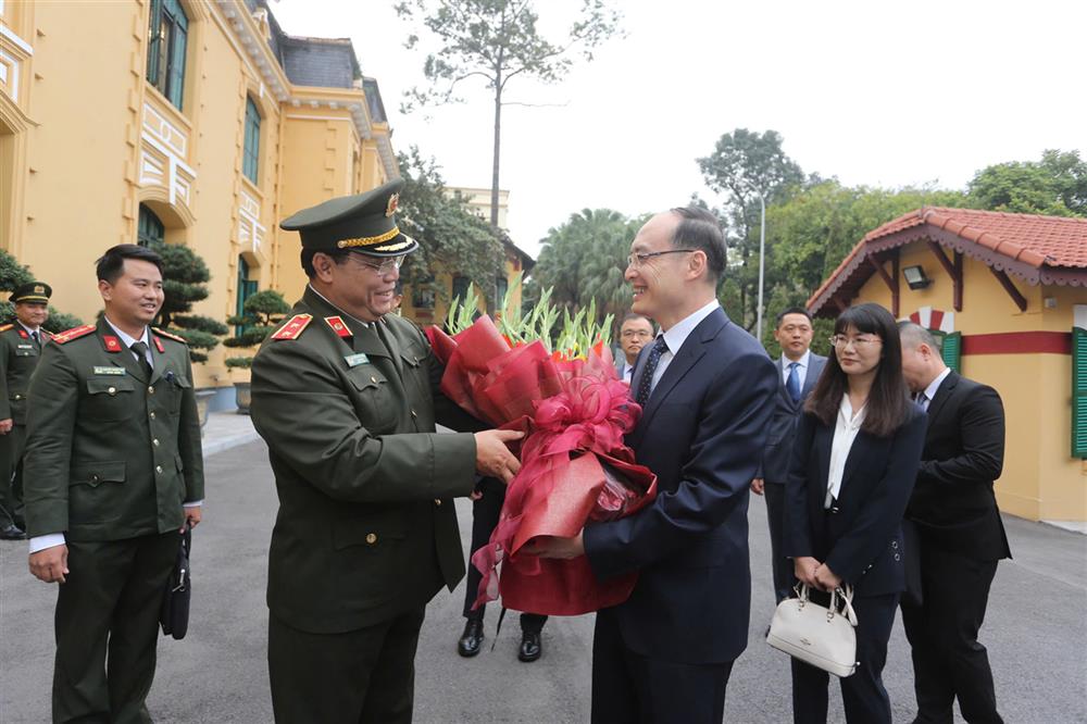 Trung tướng Nguyễn Hải Trung, Giám đốc CATP Hà Nội tặng hoa đồng chí Lý Phong, Phó Giám đốc CATP Bắc Kinh.