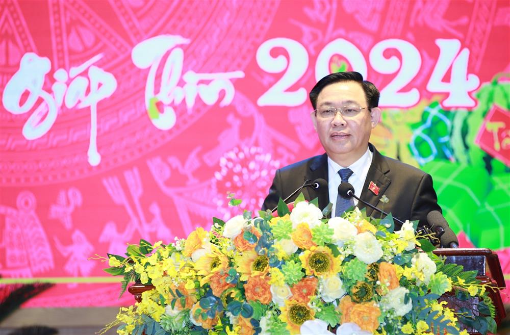 Chủ tịch Quốc hội Vương Đình Huệ ghi nhận, đánh giá cao những thành tích, chiến công xuất sắc của Công an Nghệ An và gửi lời chúc mừng năm mới tới cán bộ, chiến sĩ Công an tỉnh nhân dịp Tết Nguyên đán Giáp Thìn năm 2024.