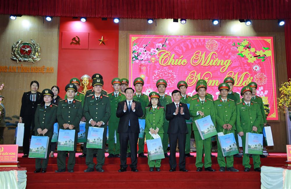 Chủ tịch Quốc hội Vương Đình Huệ và đồng chí Thái Thanh Quý, Bí thư Tỉnh uỷ Nghệ An trao 20 suất quà tặng cán bộ, chiến sĩ có hoàn cảnh khó khăn.
