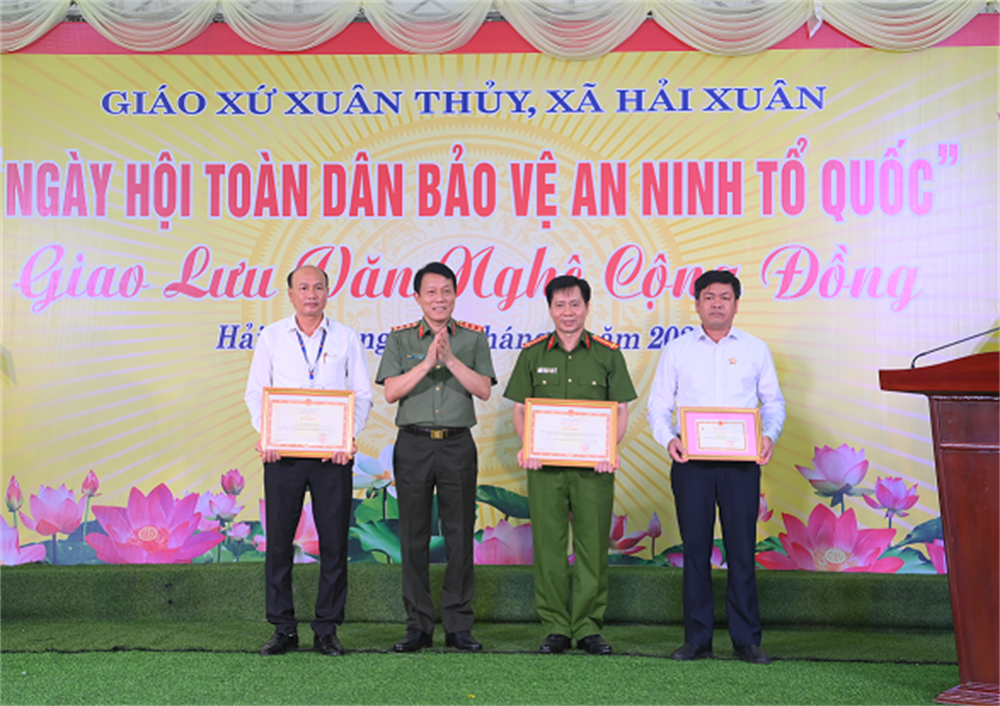 Thứ trưởng Lương Tam Quang trao Bằng khen và Kỷ niệm chương cho các tập thể, cá nhân có thành tích xuất sắc.