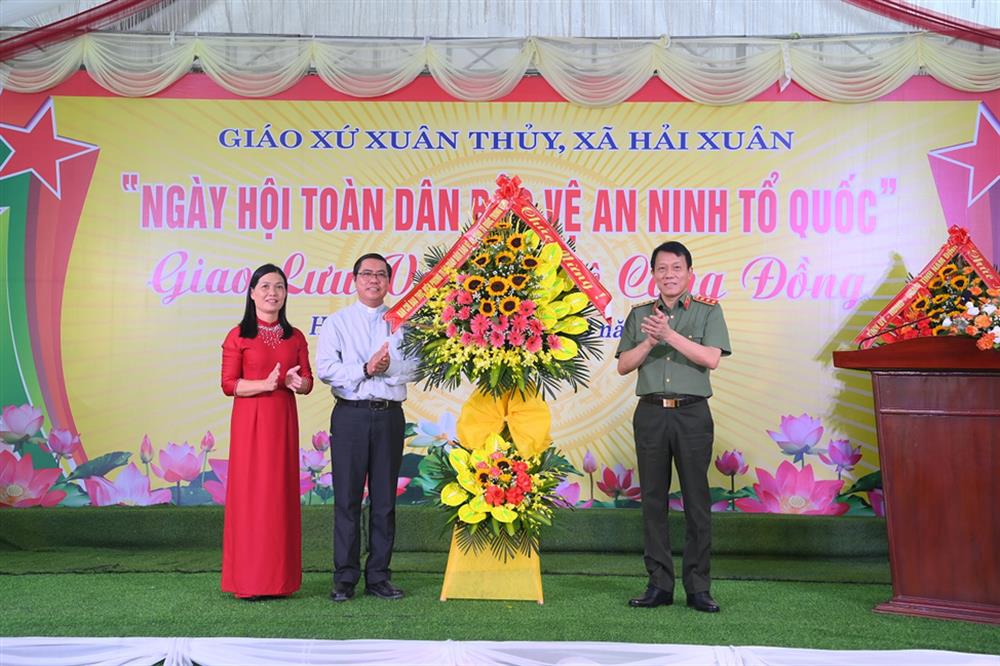 Thứ trưởng Lương Tam Quang trao lẵng hoa tươi thắm tặng Ngày hội toàn dân bảo vệ an ninh Tổ quốc xã Hải Xuân.