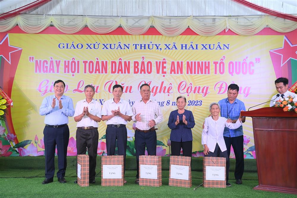 Đồng chí Phạm Gia Túc, Bí thư Tỉnh ủy Nam Định tặng quà cho các gia đình chính sách trên địa bàn xã Hải Xuân.