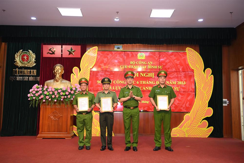 Thứ trưởng Nguyễn Duy Ngọc trao Thư khen và các Quyết định khen thưởng các đơn vị Cục Cảnh sát hình sự vì có thành tích xuất sắc trong công tác đấu tranh, phòng chống tội phạm trên địa bàn tỉnh Kiên Giang thời gian qua.