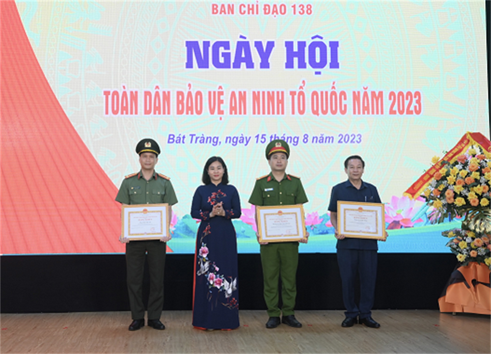 Phó Bí thư Thường trực Thành ủy Hà Nội Nguyễn Thị Tuyến trao Bằng khen của Ủy ban nhân dân thành phố Hà Nội cho các cá nhân có thành tích xuất sắc.