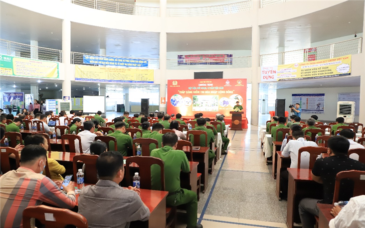 Toàn cảnh chương trình “thắp sáng niềm tin hòa nhập cộng đồng”.