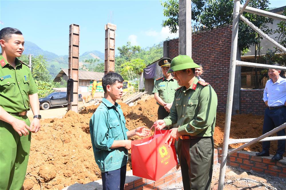 Đại tá Nguyễn Hồng Nguyên trao quà của Bộ Công an tặng hộ dân.