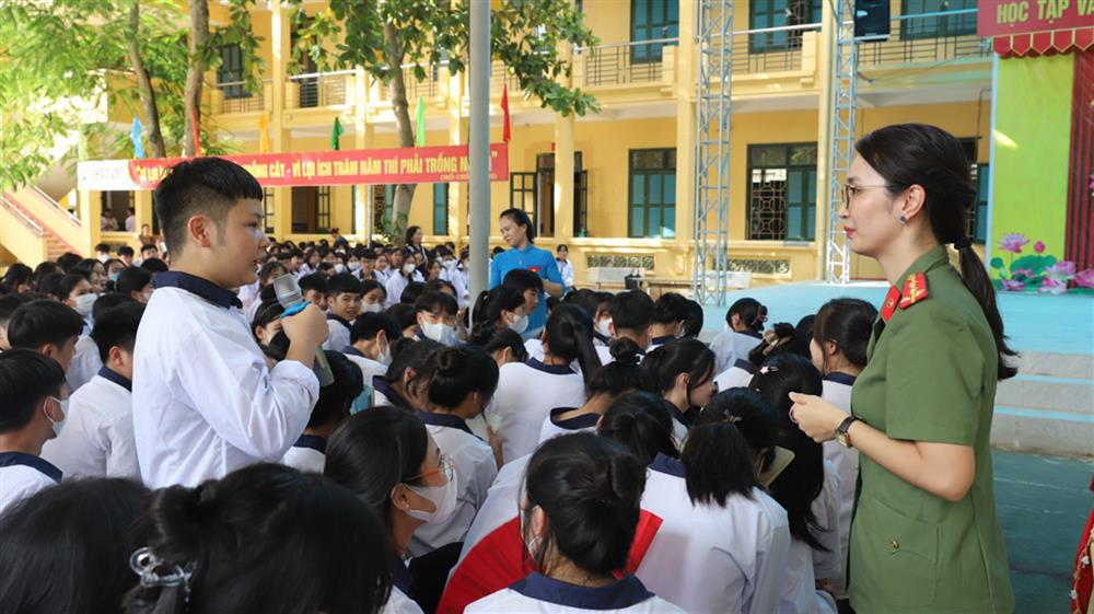 Cán bộ, chiến sĩ Đoàn công tác tuyên truyền phòng, chống tội phạm mua bán người cho đoàn viên thanh niên huyện Sơn Dương, tỉnh Tuyên Quang.