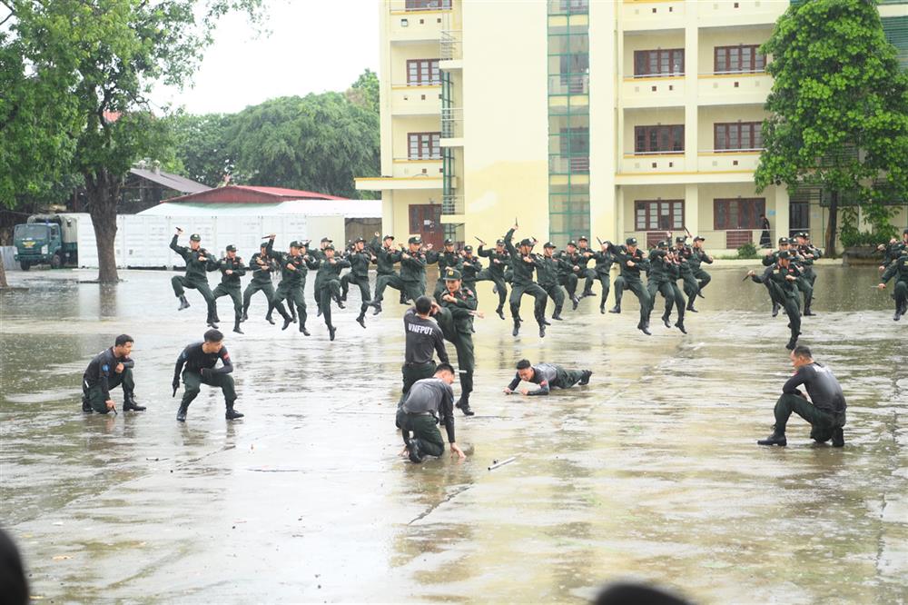 Cán bộ VNFPU-1 biểu diễn võ thuật.