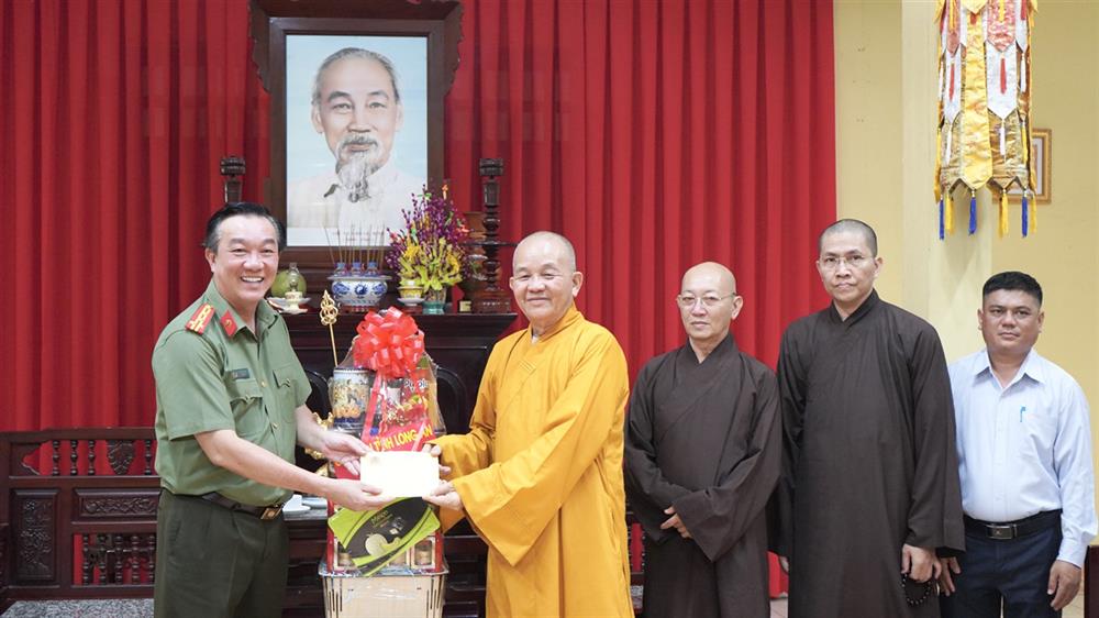 Đại tá Lâm Minh Hồng thăm, chúc mừng Hòa thượng Thích Minh Thiện.